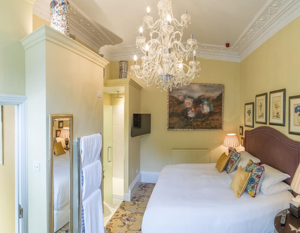 The Bird, Hotel
